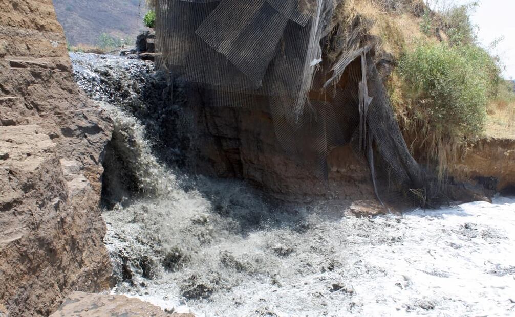 Desbordamiento del Canal de la Compañía, 2011. Desde 2006, 7 kilómetros del río quedaron entubados, en la frontera de Ixtapaluca y Valle de Chalco, cerca del Cerro del Elefante. Foto: Gabriela Esquivel/EL UNIVERSAL.