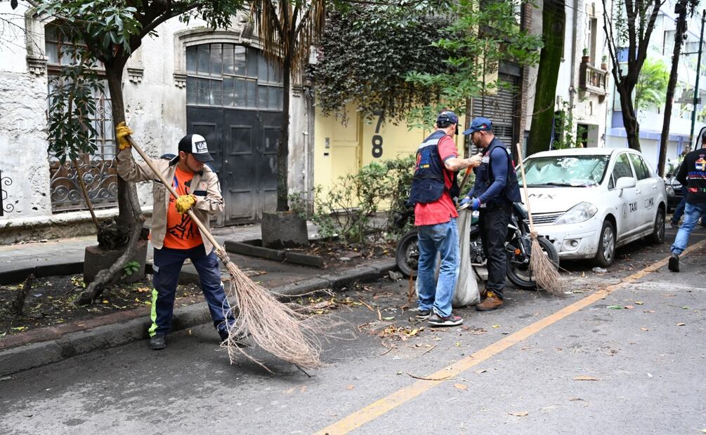 Recuperan banquetas en alcaldía Cuauhtémoc; retiran más de 4.8 toneladas de estructuras ilegales en colonias emblemáticas. Foto: Especial