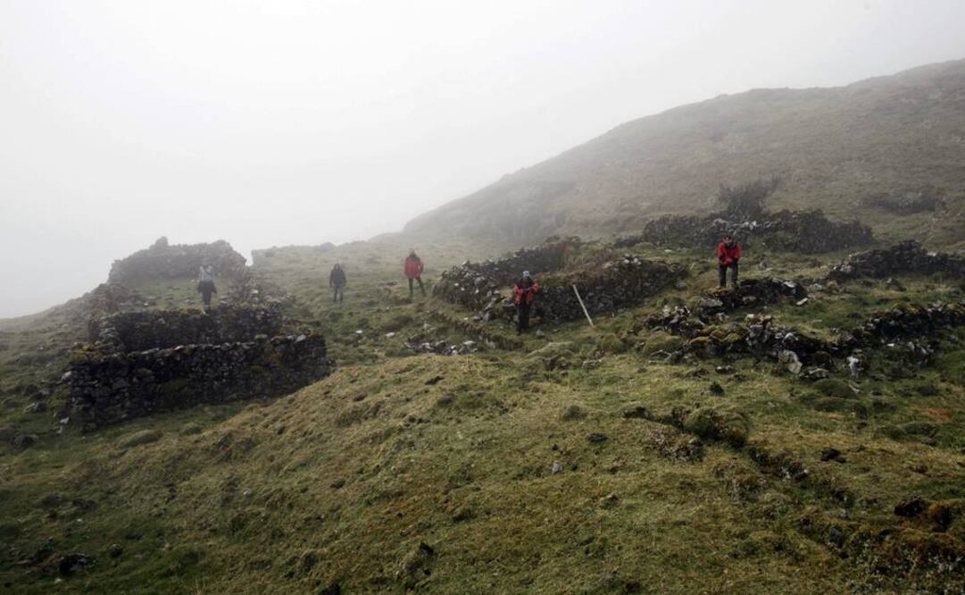 Toda la montaña parece "un enorme yacimiento" cuyo alcance arqueológico y científico todavía desconocen, de acuerdo con los descubridores. (FOTO: EFE)