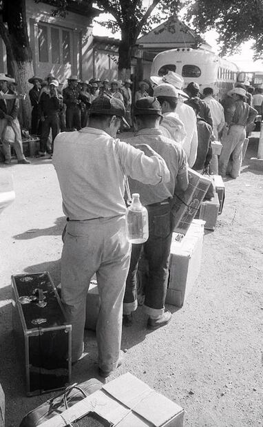 Trabajadores listos para su retorno a México. Aquellos braceros que tuvieran problemas con sus papeles no serían detenidos por la Patrulla Fronteriza y se les permitió una “prórroga” para continuar en EU, con la obligación de actualizar pronto sus documentos. Foto: Leonard Nadel/National Museum of American History/ESPECIAL.
