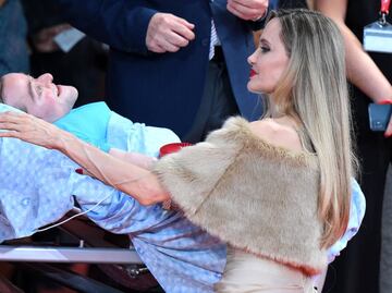 Angelina Jolie se emociona en Venecia: se arrodilla ante fan y recibe aplausos durante ocho minutos