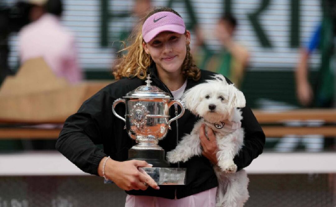 Mirra Andreeva festeja con su perro el título de Roland Garros / Foto: AFP