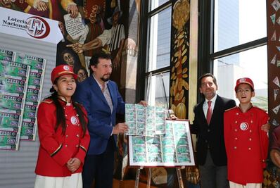 Reconocen trayectoria del escultor Rodrigo de la Sierra con billete de lotería