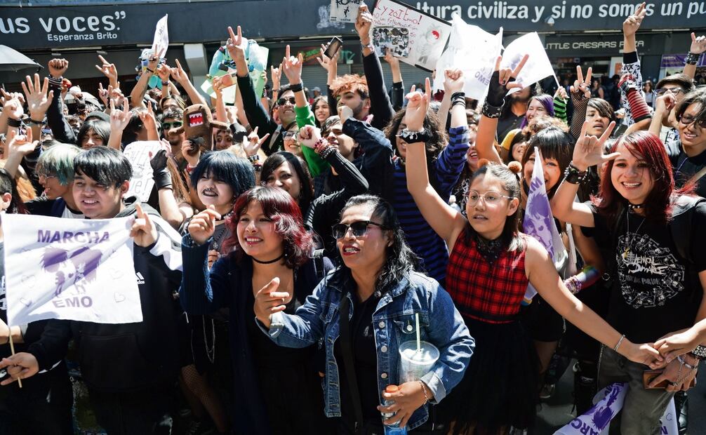 En la Glorieta de los Insurgentes los jóvenes convivieron en armonía, tomaron fotos y cantaron. Foto: Carlos Mejía / EL UNIVERSAL