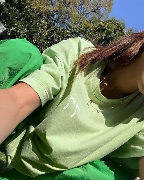 Danna Paola luce outfit verde que será tendencia en primavera