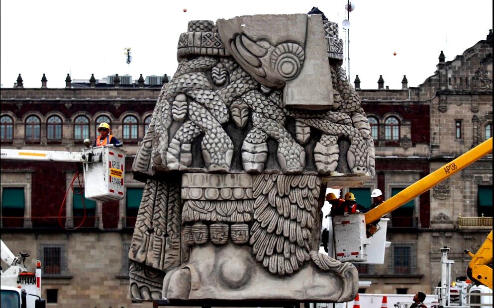 Trabajadores pintan las serpientes de la Diosa mexica Cuatlicue en el Zócalo, que forman parte de la preparación del espectáculo de videomaping "Memoria Luminosa. México-Tenochtitlán, 700 años" una experiencia audiovisual que conmemorará la fundación de la capital como Imperio Mexica en la Plaza de la Constitución, el 9 de julio de 2025. Foto: Cuartoscuro.com