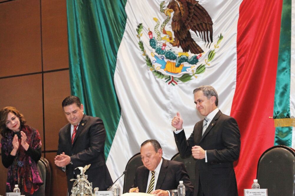 El jefe de gobierno, Miguel Ángel Mancera, presenció la sesión de la Comisión Permanente en la cual se declaró la constitucionalidad de la reforma política del DF (LUCÍA GODÍNEZ. EL UNIVERSAL)