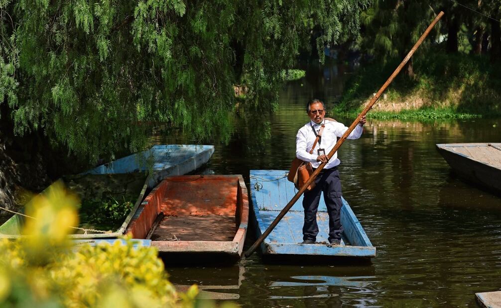 Luis Alfaro Arellano cumple su misión de cartero a bordo de una canoa en la ruta chinampera y con parajes en Xochimilco. Foto: Fernanda Rojas | El Universal