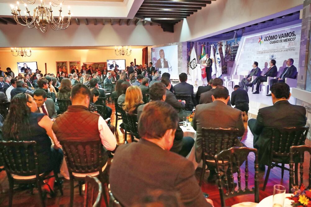 Durante la presentación del libro ¿Cómo vamos, Ciudad de México? 2017, que publica EL UNIVERSAL, se expuso que en materia de seguridad los gobiernos de la CDMX y del Edomex deben trabajar en conjunto. (FOTOS: ARIEL OJEDA. EL UNIVERSAL)