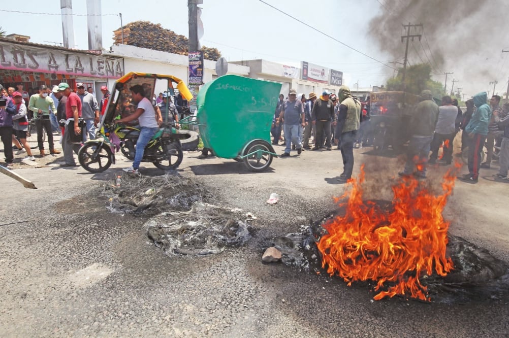 Los transportistas inconformes incendiaron llantas para impedir el paso en las calles Río Lerma y avenida de Las Partidas, en el centro de Toluca. Acusan que las autoridades no les avisaron de los operativos de revisión (JORGE ALVARADO. EL UNIVERSAL)