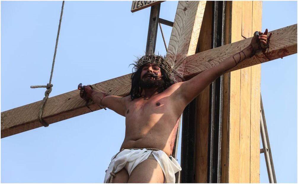 Cristo es crucificado en la representación del Viacrucis de Iztapalapa. Foto: Gabriel Pano/EL UNIVERSAL