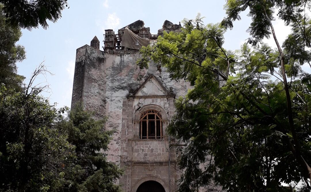 At the portico of the church, however, a bleak sight reminds visitors that the earthquake of September 19, 2017, took its toll in the state of Morelos - Photo: David Morales/EL UNIVERSAL in English