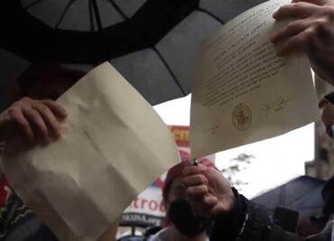 VIDEO: Manifestantes propalestinos queman sus diplomas; protestan en ceremonia de graduación de la Universidad de Columbia