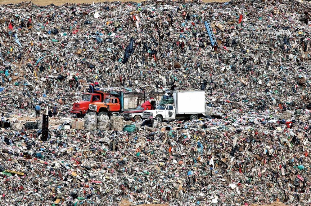 El Basurero Peña del Gato en Chicoloapan, Estado de México, (en la imagen) y el relleno sanitario de Cuautitlán Izcalli, operado por la empresa Tersa del Golfo, prohibieron a los camiones de la Ciudad de México (JUAN MANUEL BARRERA. EL UNIVERSAL)