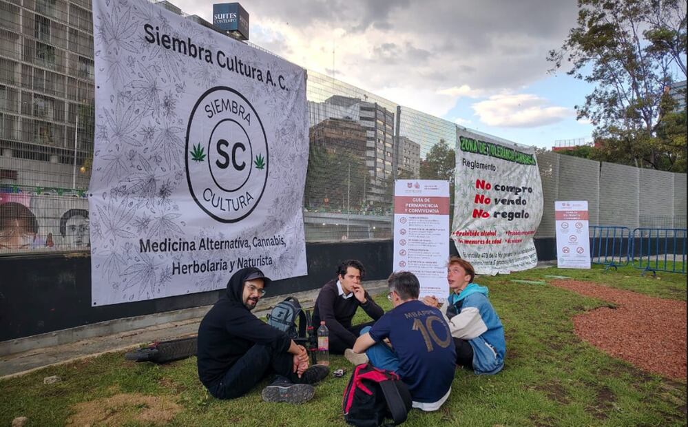 En la Plaza de Lectura José Saramago se encuentra uno de los puntos tolerados para el libre consumo de marihuana, en la Ciudad de México, el 6 de agosto de 2025. Foto: Luis Camacho/EL UNIVERSAL