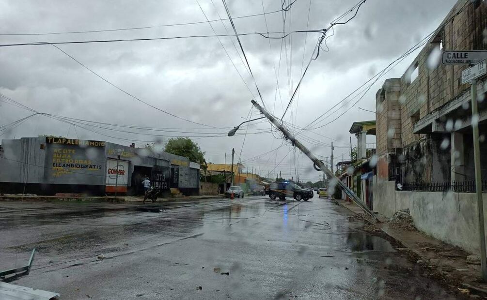 Caída de postes de luz en distintos puntos de Yucatán (19/06/2025). Foto: Especial