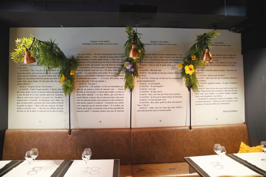 Un restaurante cerca a la casa del autor en París puso flores junto a páginas de Jacques et son Maitre, como homenaje. Foto AP