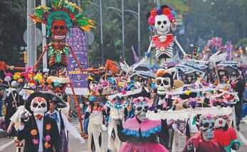 Desfile de Día de Muertos en CDMX: Catrinas, Ajolotes y Multitudinaria Celebración. Foto: Archivo