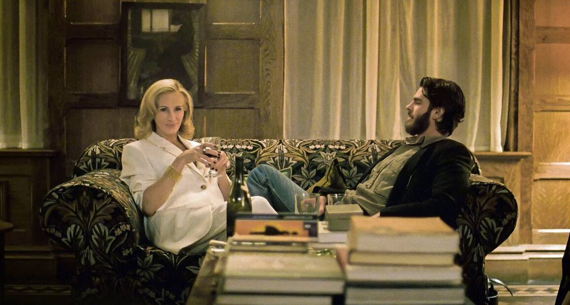 Julia interpreta a Alma, la temida exprofesora del personaje de Andrew Garfield, quien la confronta. Fotos: Alberto Pezzali / AP y Sony Pictures Entertainment