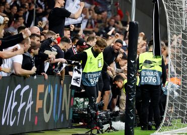 La afición del Frankfurt invade el campo luego de clasificar en la Europa League