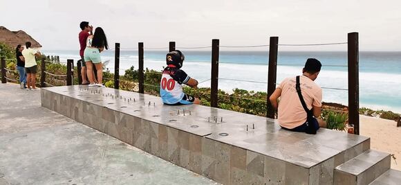 Cancunenses salen a pasear antes de la tormenta