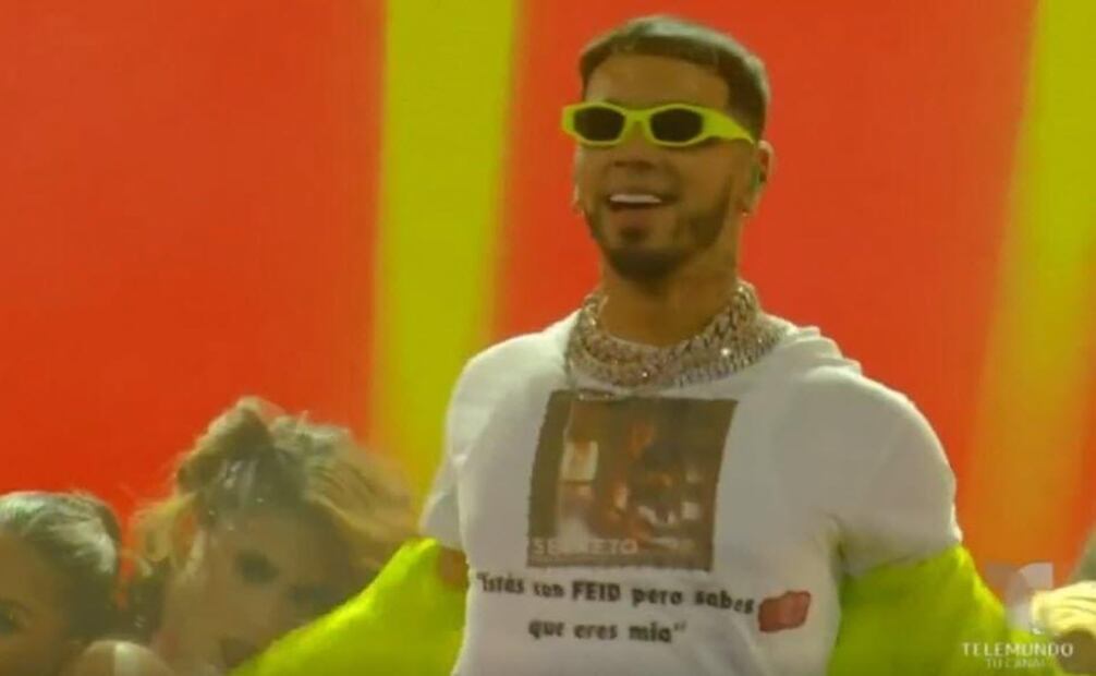 Este fue el mensaje que el cantante le mandó a "La Bichota" durante su presentación en vivo. Foto: Twitter