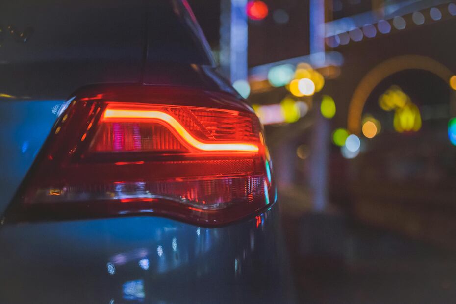 Luces del auto. Foto: Pexels