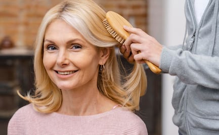 Cómo cubrir las canas al instante con un retocador de raíces en spray