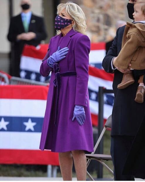 Jill Biden viste abrigo de un diseñador mexicano