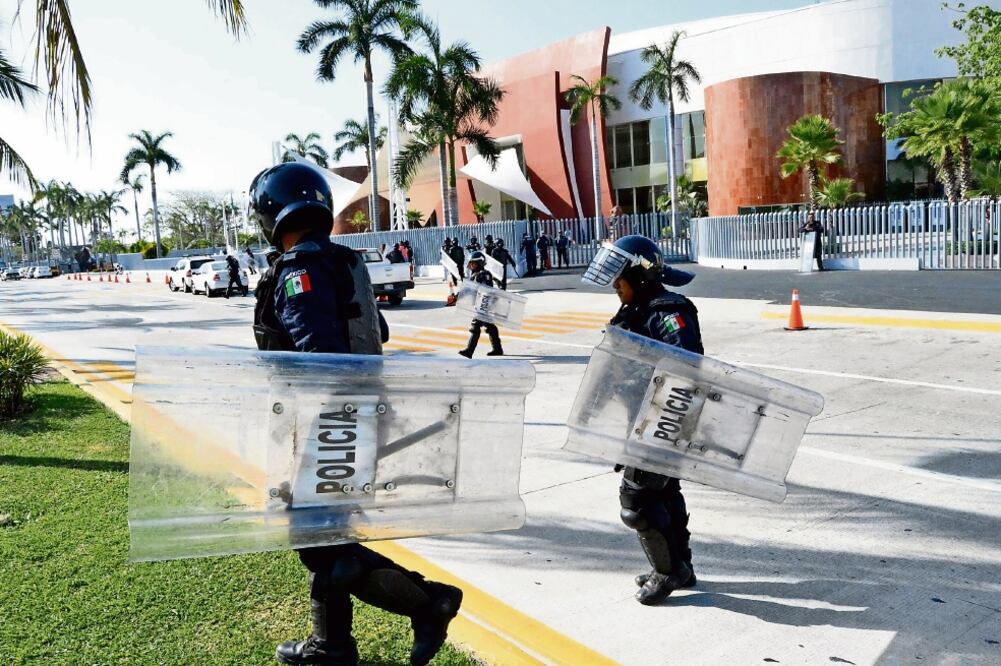 Policías federales resguardan las instalaciones del Forum Mundo Imperial, en donde maestros participan en la evaluación docente. ADRIANA COVARRUBIAS. NOTIMEX