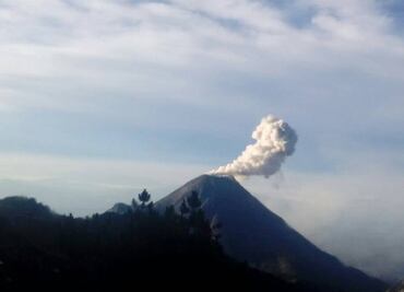Continúa emisión de ceniza y gases en el volcán de Colima