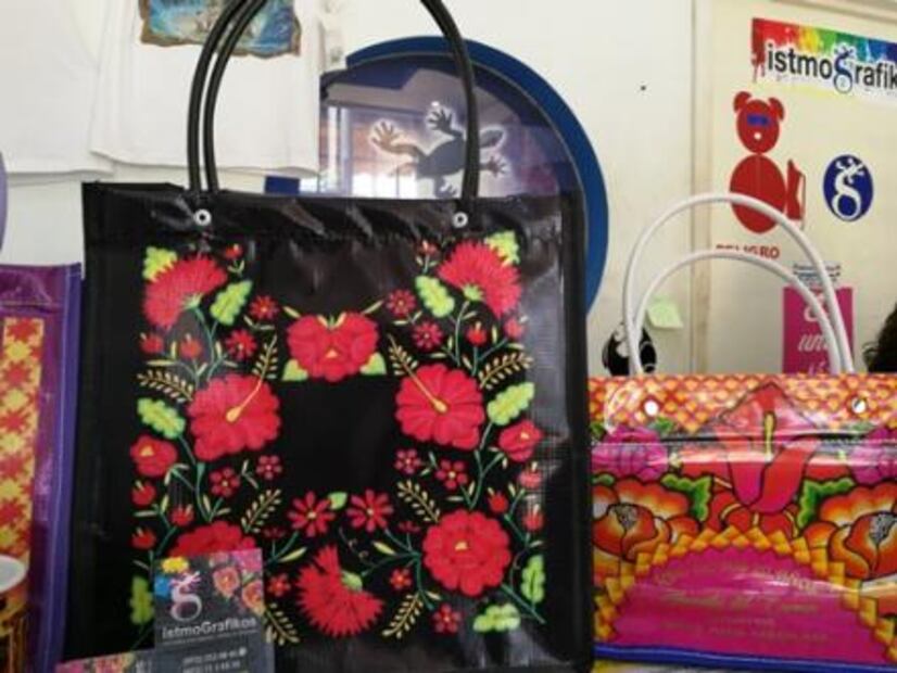 Con bolsas de plástico masifican el diseño zapoteca