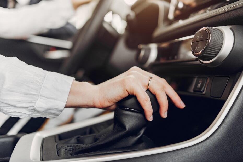 Esta es la forma correcta de utilizar una transmisión automática. Foto: Freepik