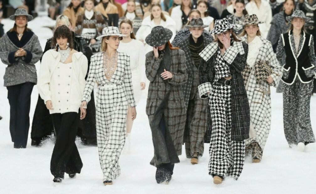 Penélope Cruz y otras celebridades despiden a Lagerfeld en la pasarela