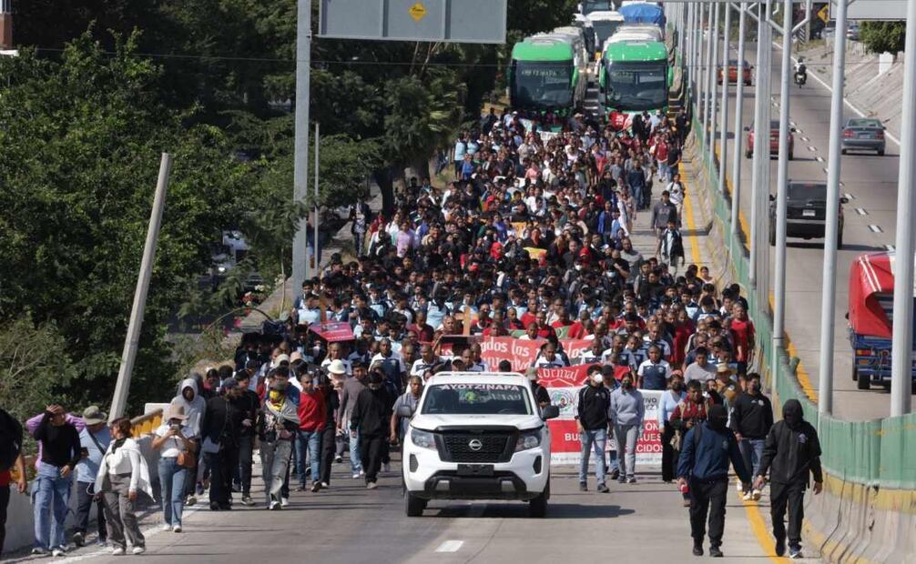 Padres y normalistas de Ayotzinapa marchan en Chilpancingo; acusan impunidad por asesinatos y la desaparición de los 43.
Foto: SALVADOR CISNEROS SILVA/EL UNIVERSAL