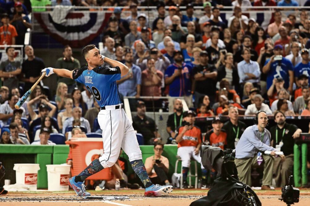 El jonronero de los Yankees conectó un batazo al techo del Marlins Park que dejó a todos con la boca abierta. (MIKE EHRMANN. AFP)
