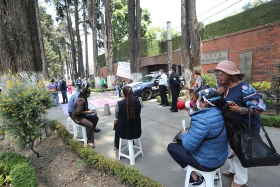 Personal de salud se manifiesta frente a Casa Estado de México; piden reconocimiento y cese de despidos 