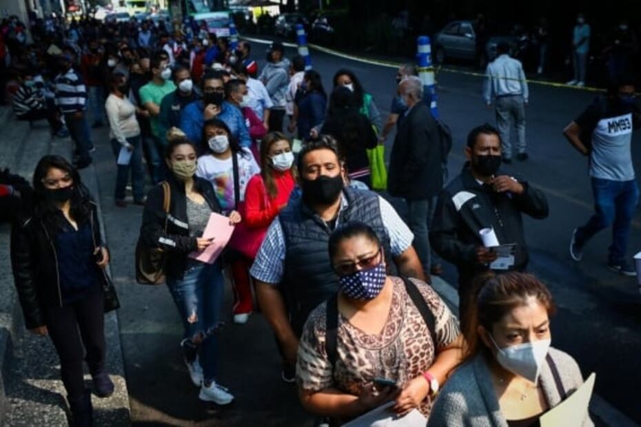  "Desesperados" y cansados de las clases en línea, maestros inician vacunación en CDMX