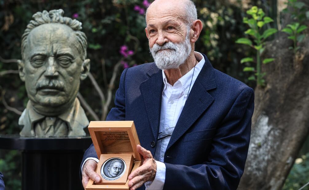 El dramaturgo Luis de Tavira (derecha) recibió la medalla José Vasconcelos 2024 en el seminario de cultura mexicana. Fotos: Gabriel Pano/ El Universal.