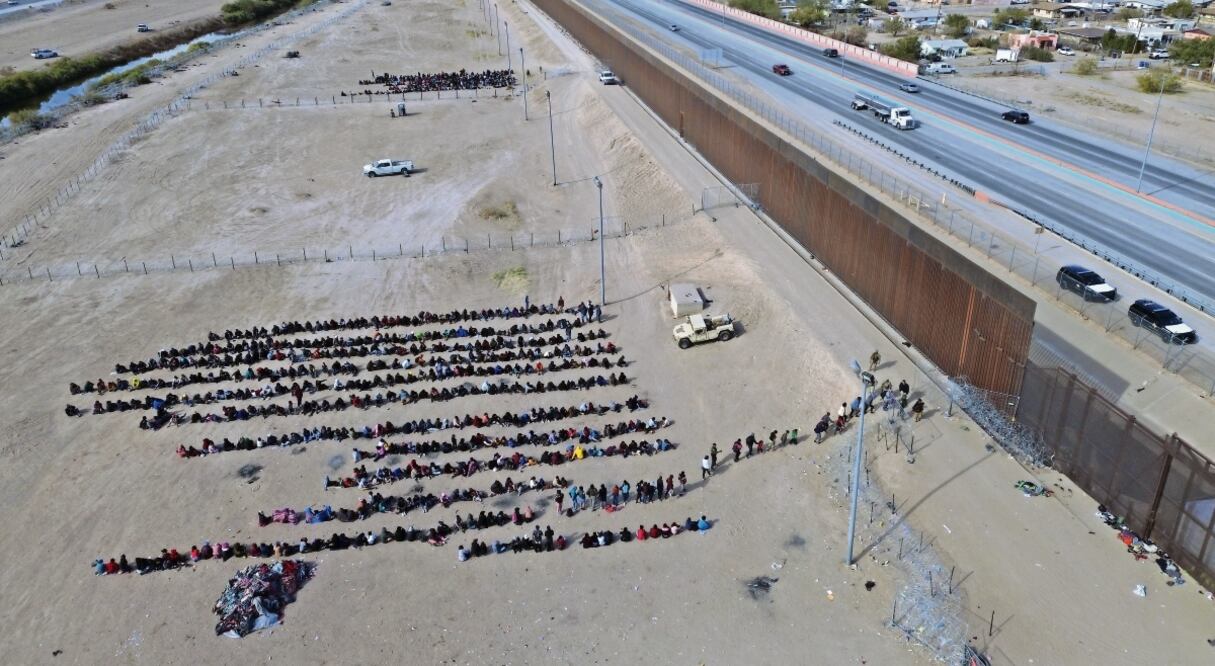 Cientos de migrantes buscan llegar a la puerta 36 del muro fronterizo para ser procesados por los agentes estadounidenses; ya no quieren quedarse en los albergues mexicanos. Foto: Christian Torres / EL UNIVERSAL