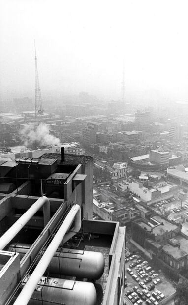 Las industrias tuvieron gran responsabilidad en la crisis ambiental del siglo XX. En 1990, Salinas de Gortari prometió acciones contundentes contra empresas que contaminaran y aseguró que ni el avance económico o crecimiento urbano se priorizarían sobre el impacto ambiental o destrucción de recursos. Foto: Manuel Navarrete/Archivo EL UNIVERSAL.