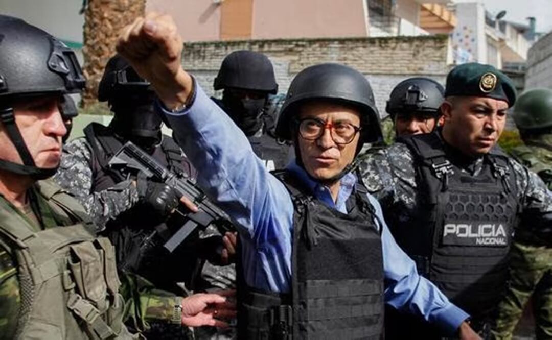 El candidato presidencial de Ecuador por el movimiento Construye, el periodista Christian Zurita, sale después de votar en Quito. Foto: AFP