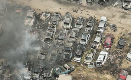 Incendio de maleza alcanza depósito vehicular en Hermosillo; hay decenas de autos siniestrados