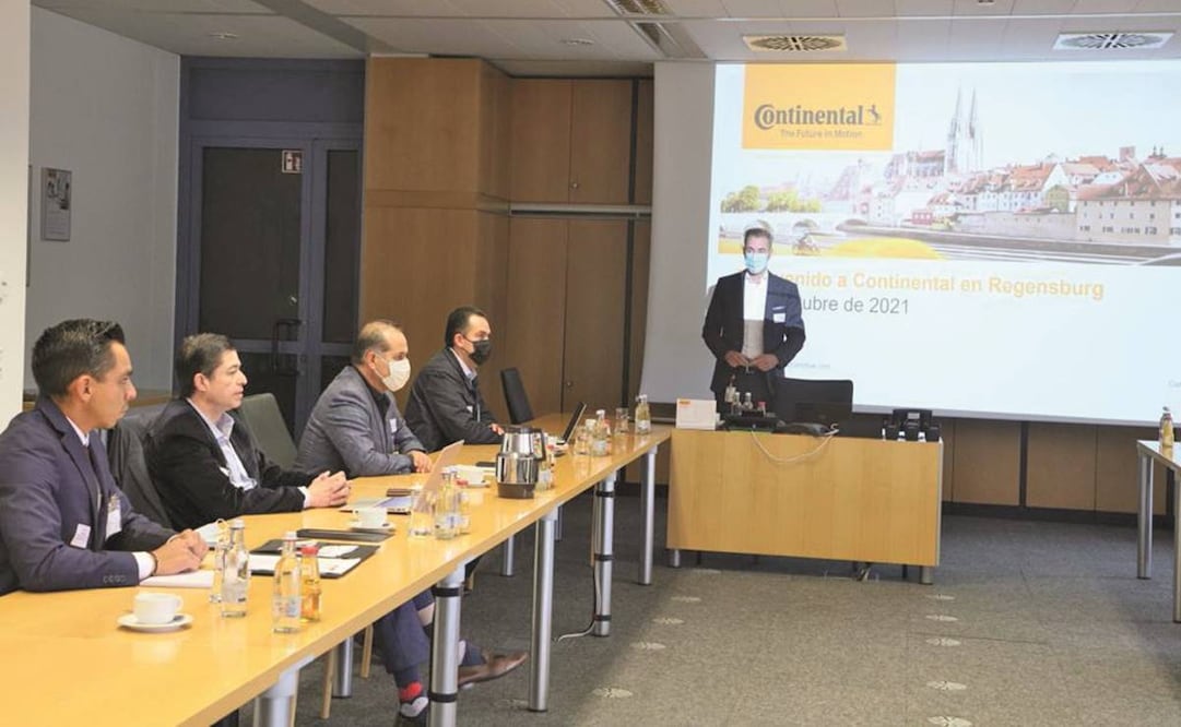 El gobernador Martín Orozco se reunió con René Sebastián Krahn, gerente de la planta de Continental en Regensburg. Foto: Especial.