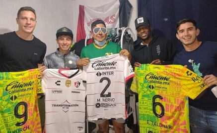 Jugadores del Atlas visitan a aficionados afectados en la riña; regalan fotos y jerseys