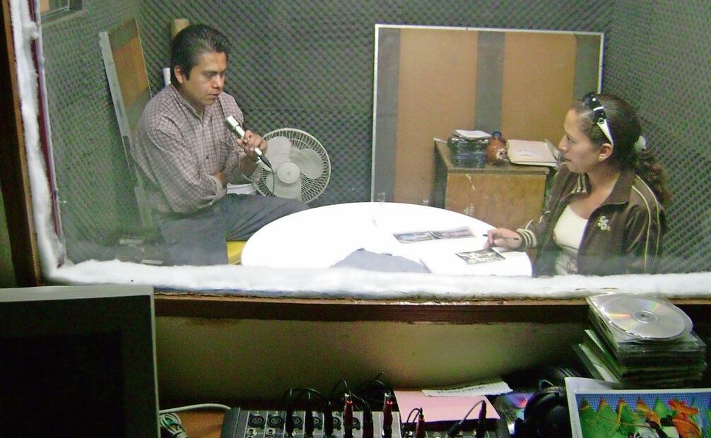 Las radios comunitarias trabajan de cerca con la sociedad. Foto: Especial