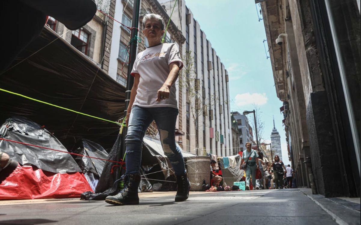 Visitantes al Centro Histórico se encuentran a su paso con lazos y lonas del plantón de la CNTE en la Ciudad de México, el 24 de mayo de 2025. Foto: Gabriel Pano/EL UNIVERSAL