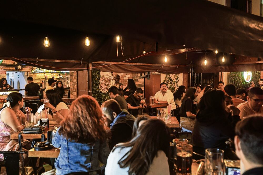 Policías atienden lesionado afuera del Bar Bunny, ubicado en Coapa. Foto: Imagen ilustrativa/ Archivo