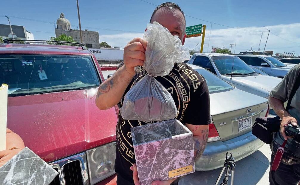 Unas mil 700 personas acudieron a la FGE para saber si su familiar estaba entre los cuerpos; otros llevaron las cenizas que les dio el crematorio. Foto: Especial