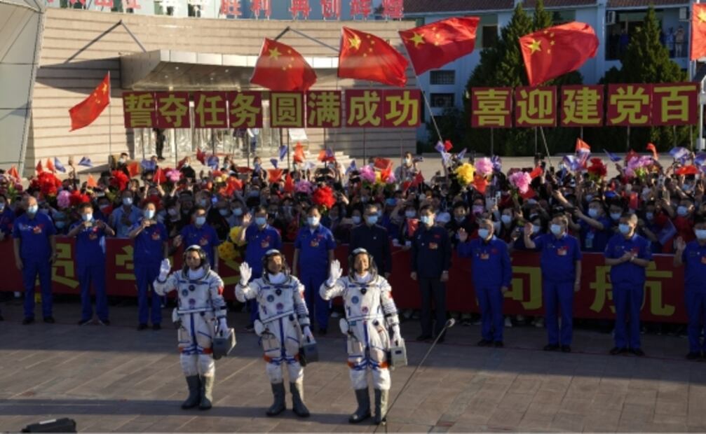 China lanza con éxito su primera misión tripulada con dirección a su estación espacial
